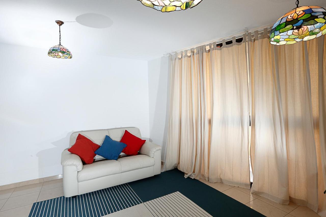 Apartamento frente al Puerto de Candelaria a 20 metros de la playa. Exterior foto